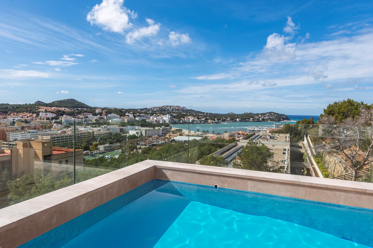 New penthouse for sale in Santa Ponsa with sea views