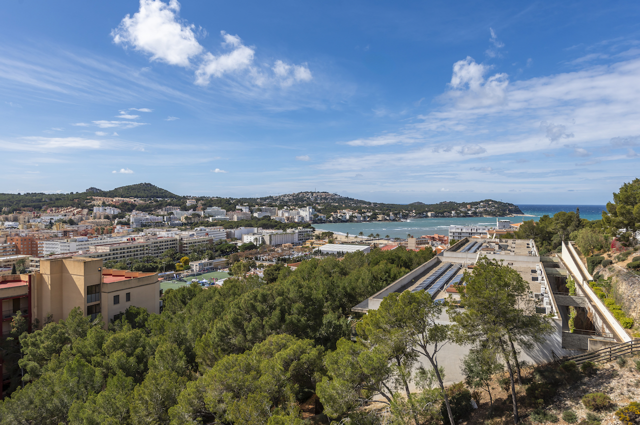 New penthouse for sale in Santa Ponsa with sea views