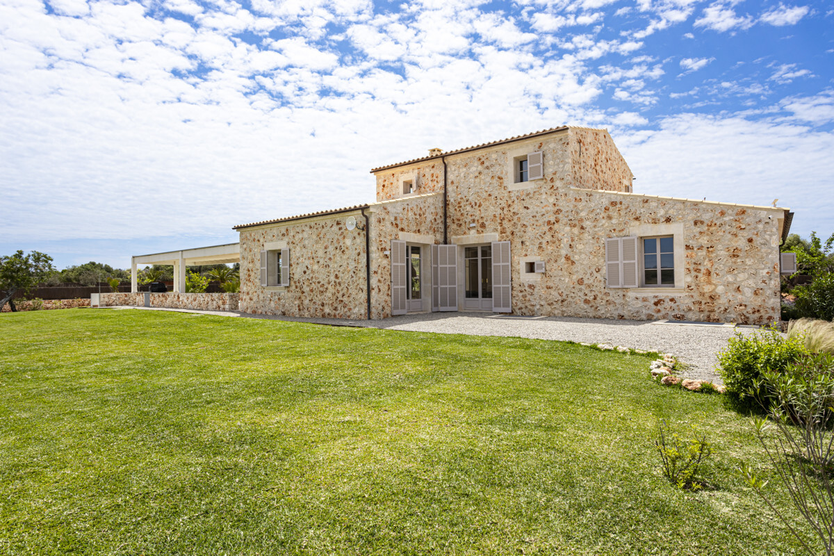 Недавно построенная усадьба продается в Сес-Салинес.