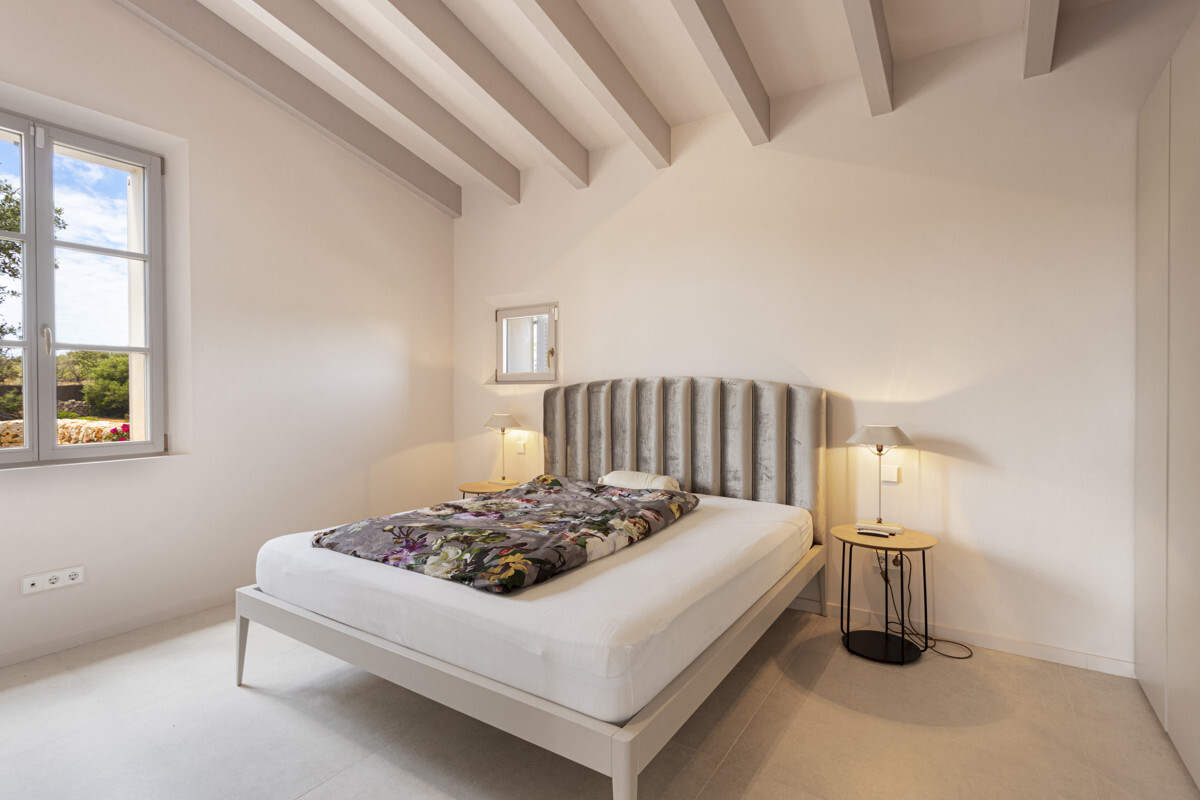 Недавно построенная усадьба продается в Сес-Салинес.