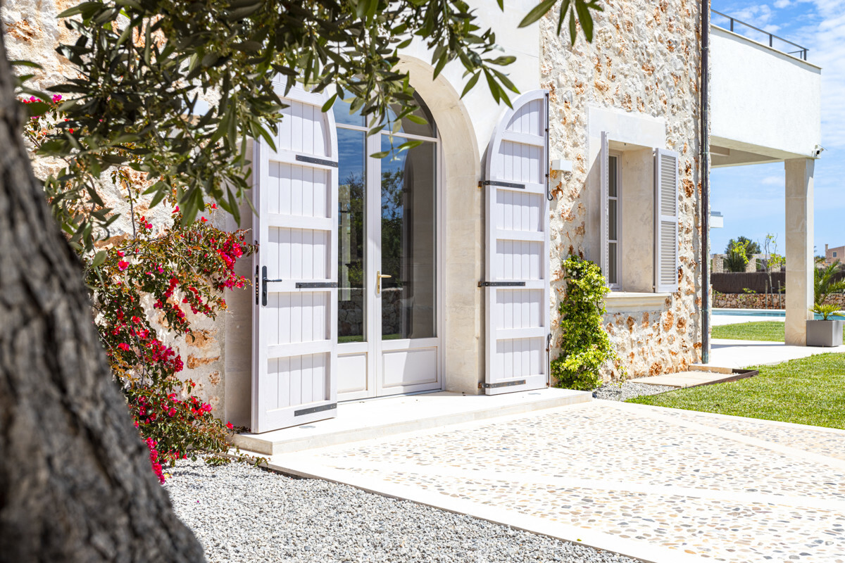 Недавно построенная усадьба продается в Сес-Салинес.