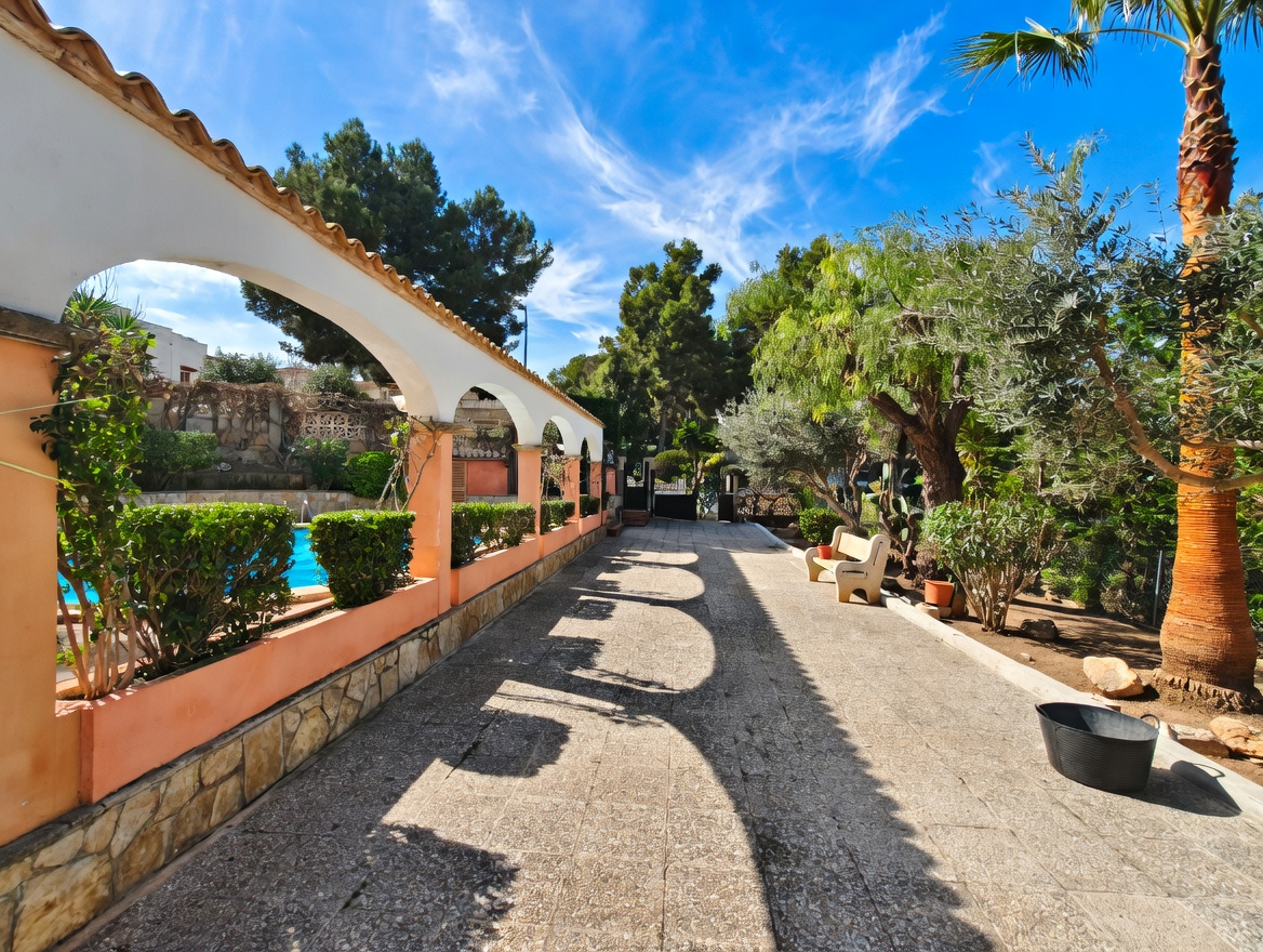 Продается дом с бассейном в Санта-Понсе.