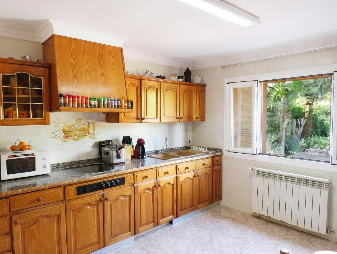 Продается дом с бассейном в Санта-Понсе.