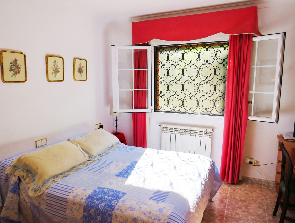 Продается дом с бассейном в Санта-Понсе.