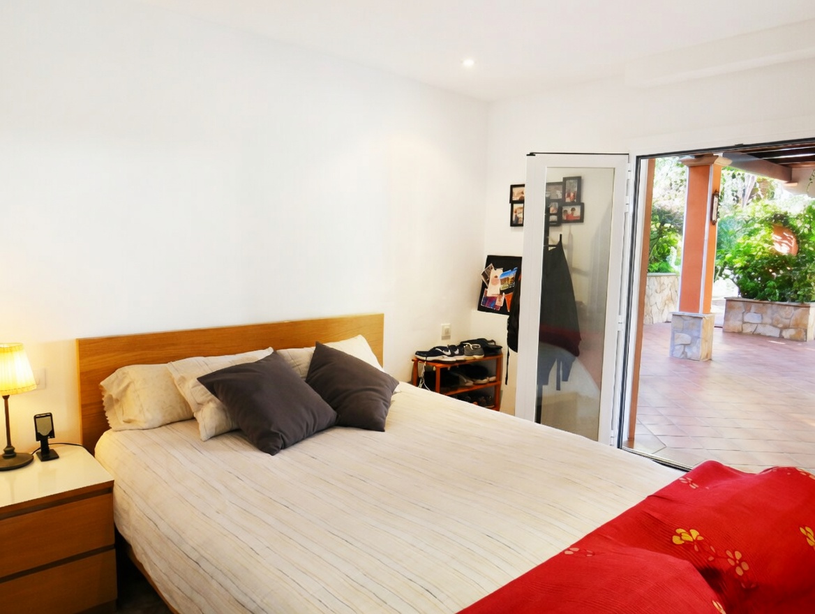 Продается дом с бассейном в Санта-Понсе.