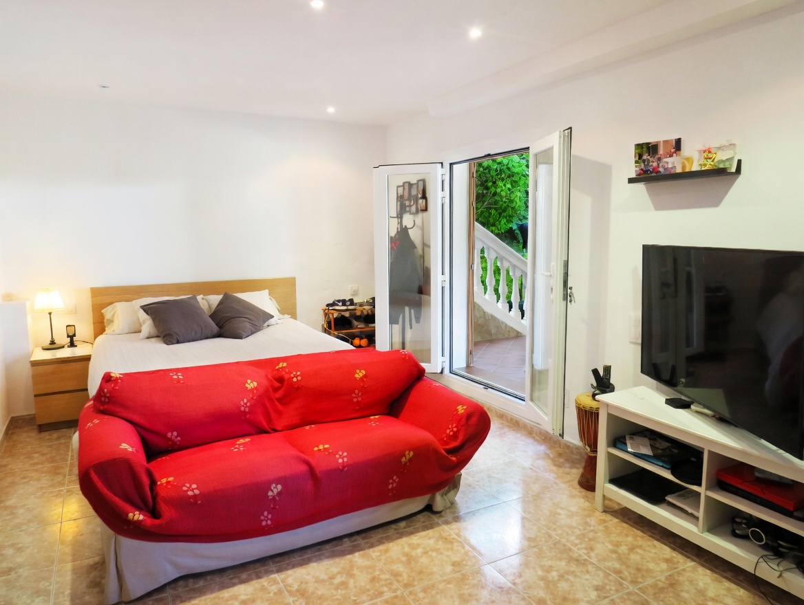 Продается дом с бассейном в Санта-Понсе.