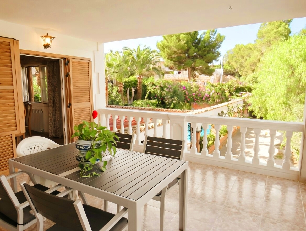 Продается дом с бассейном в Санта-Понсе.