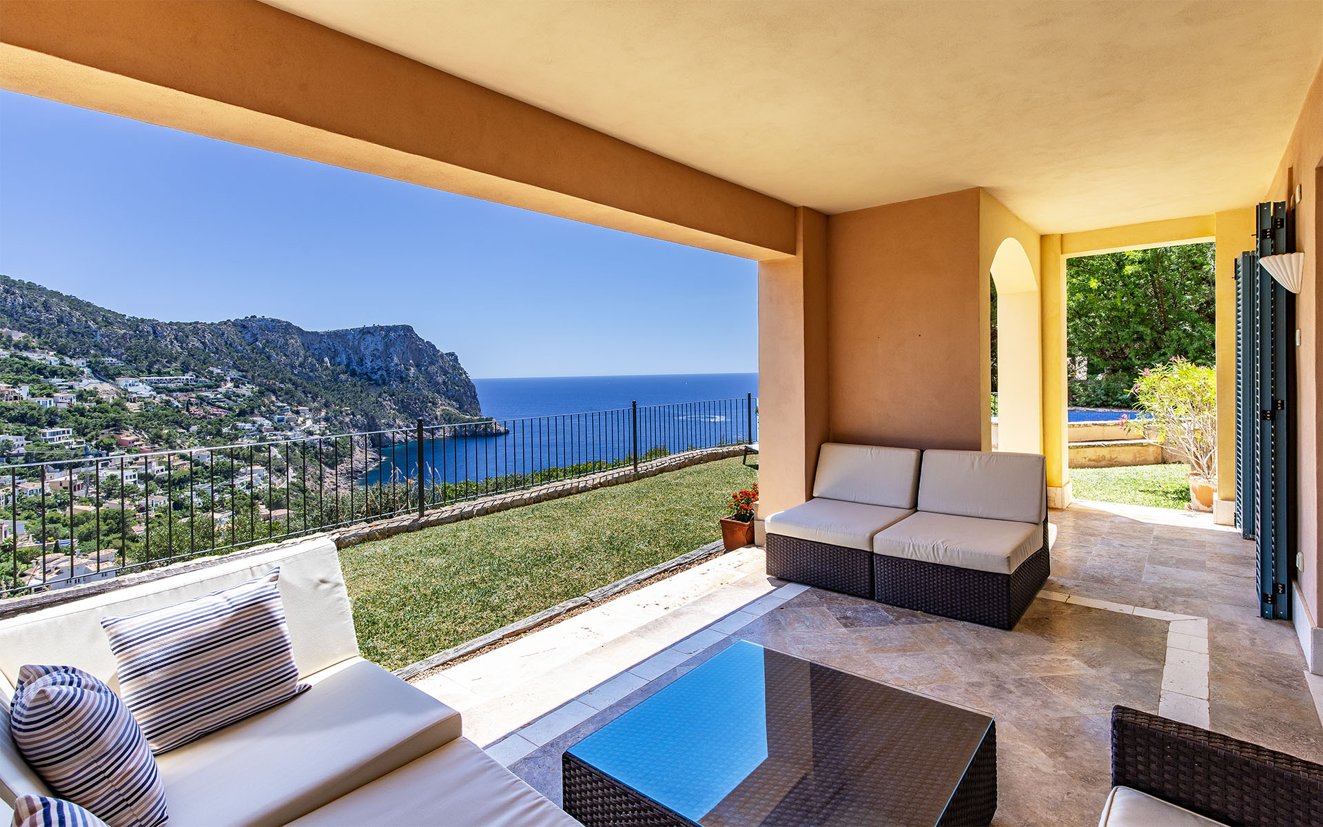 Trädgårdslägenhet med havsutsikt till salu i Port Andratx