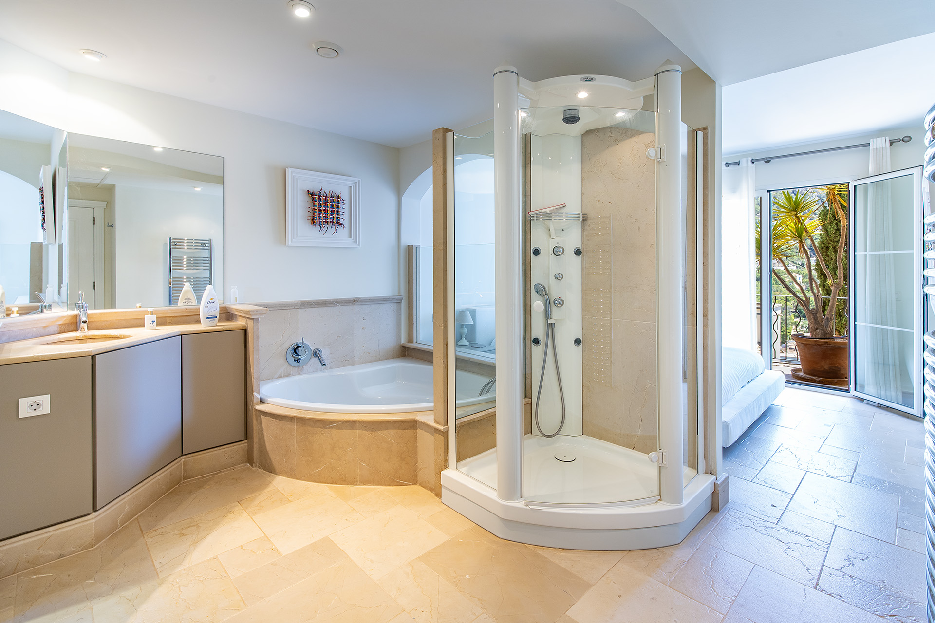 Trädgårdslägenhet med havsutsikt till salu i Port Andratx