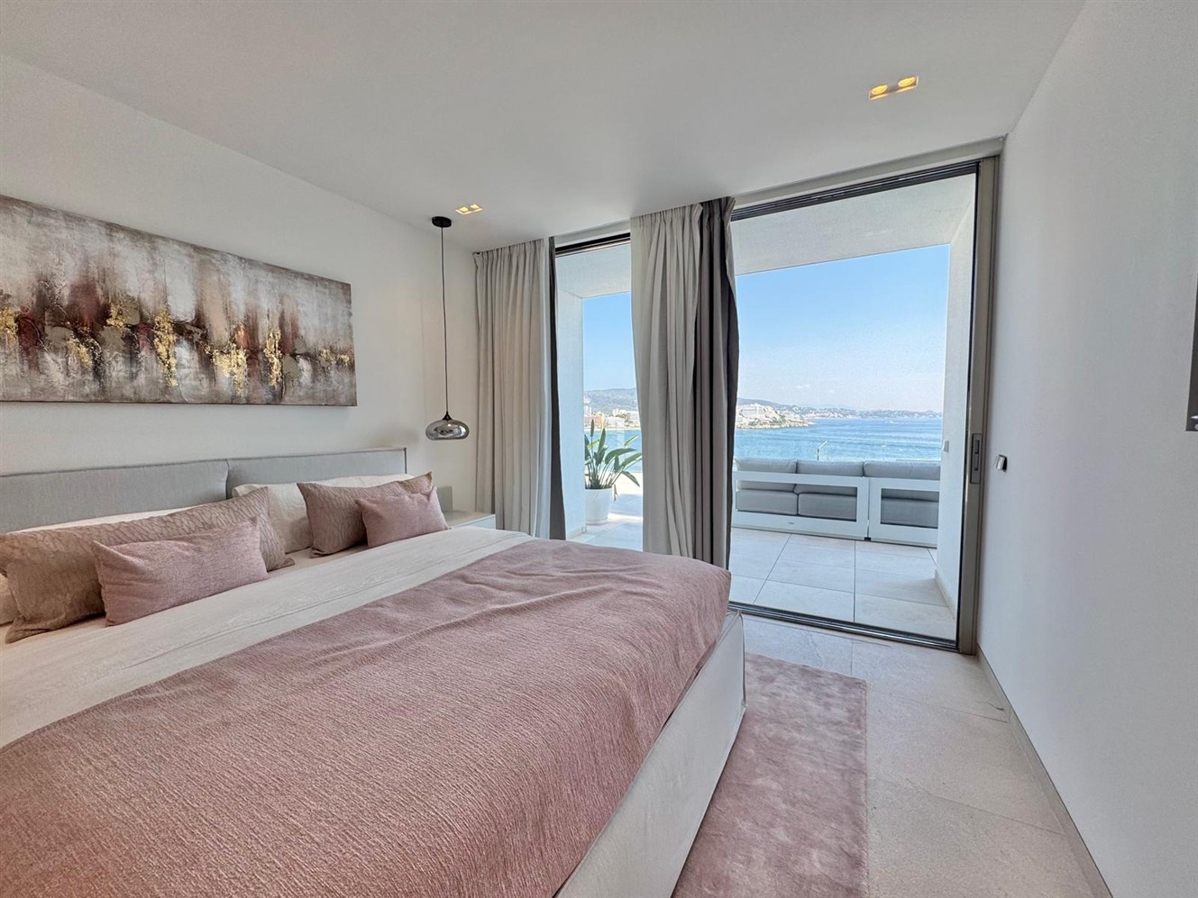Exklusiv nybyggd lyxvilla till salu vid havet i Cala Vinyas