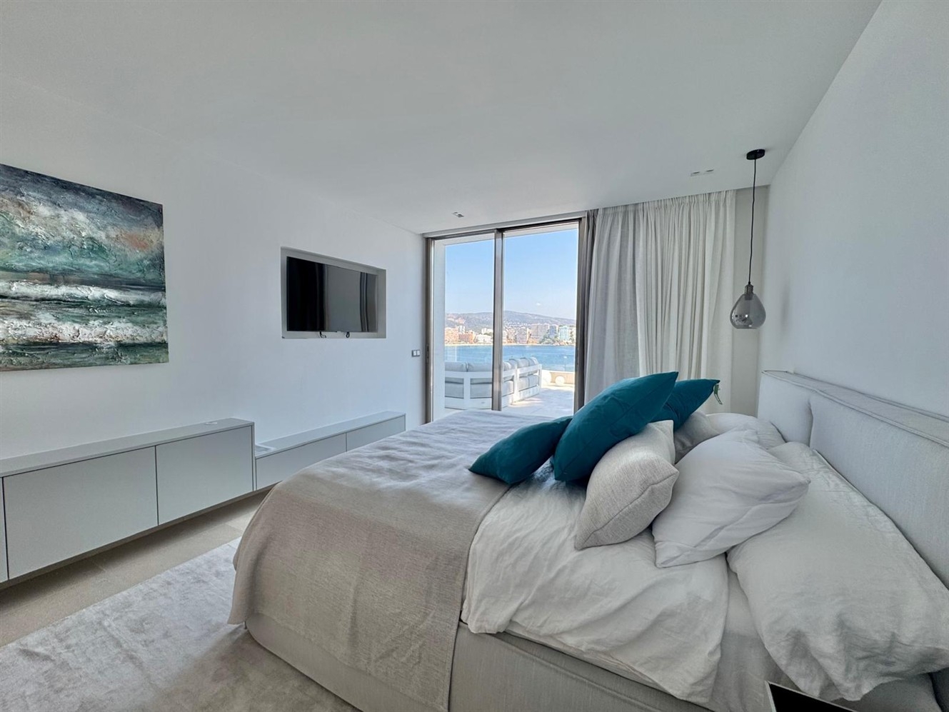Exklusiv nybyggd lyxvilla till salu vid havet i Cala Vinyas