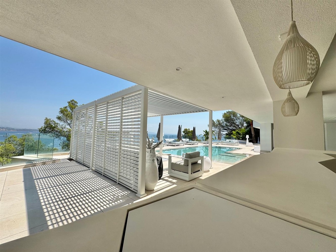 Exklusiv nybyggd lyxvilla till salu vid havet i Cala Vinyas