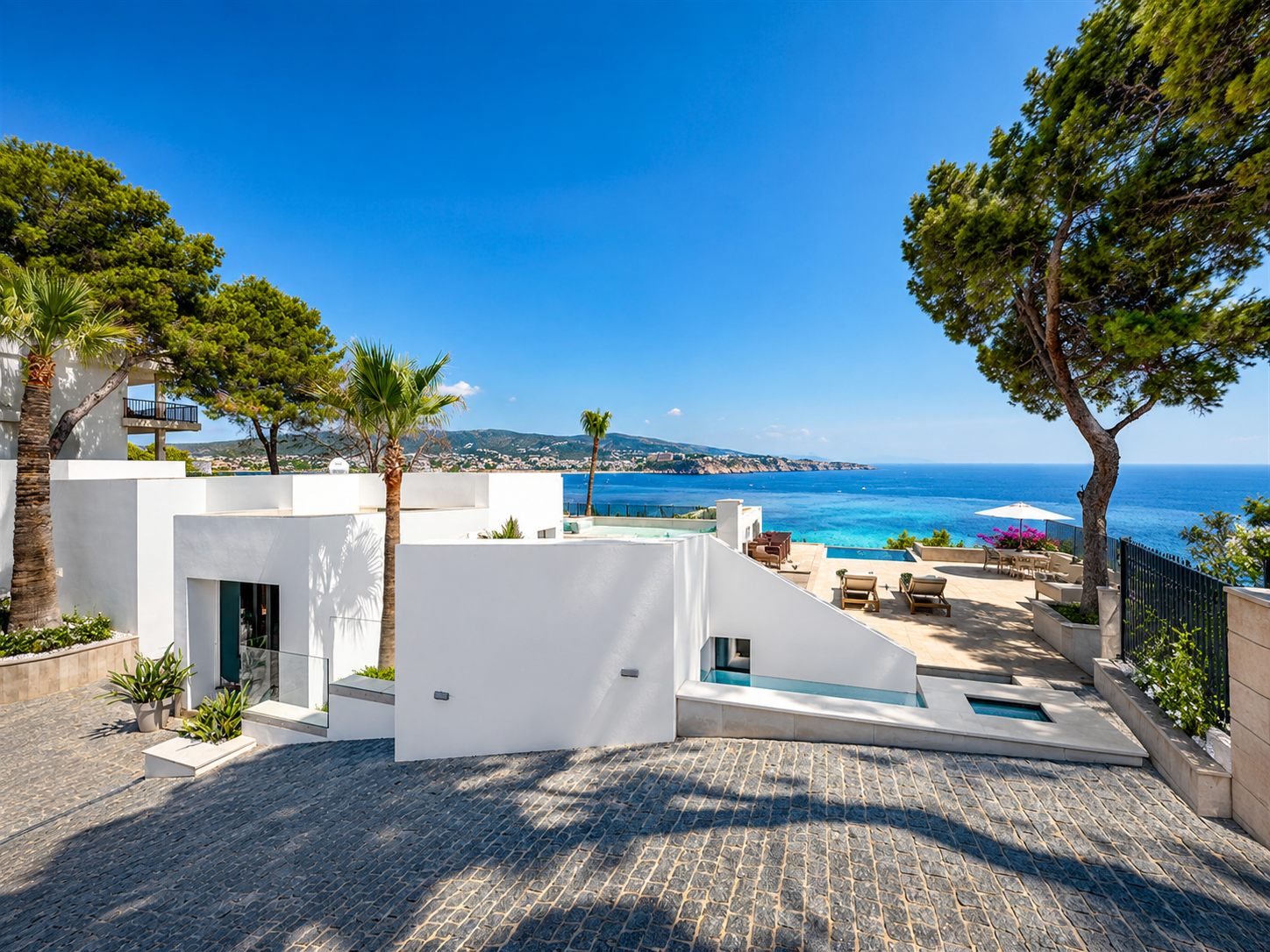 Exklusiv nybyggd lyxvilla till salu vid havet i Cala Vinyas