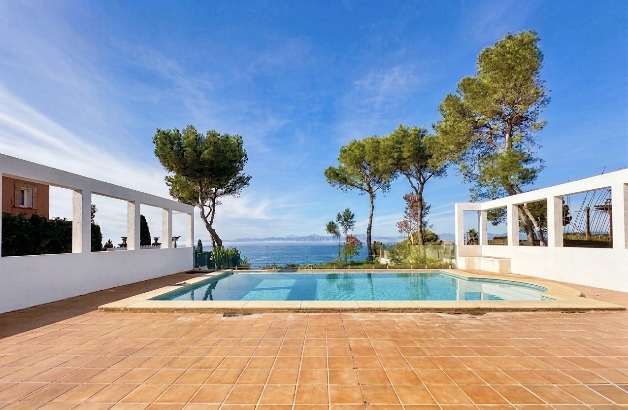 Gemütliche Villa zum Verkauf am Meer in Bahia Azul mit Mietlizenz