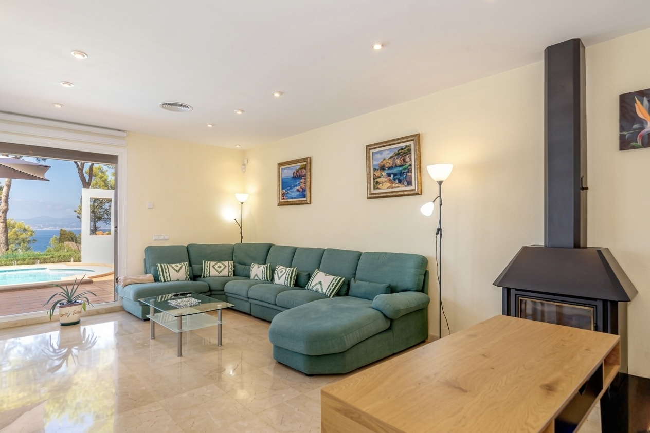 Gemütliche Villa zum Verkauf am Meer in Bahia Azul mit Mietlizenz