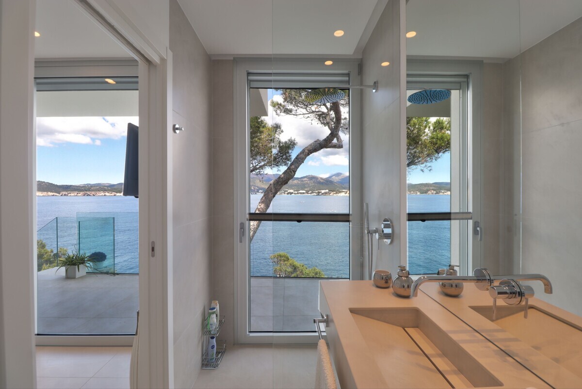 Villa in erster Reihe mit atemberaubendem Meerblick in Santa Ponsa zu verkaufen