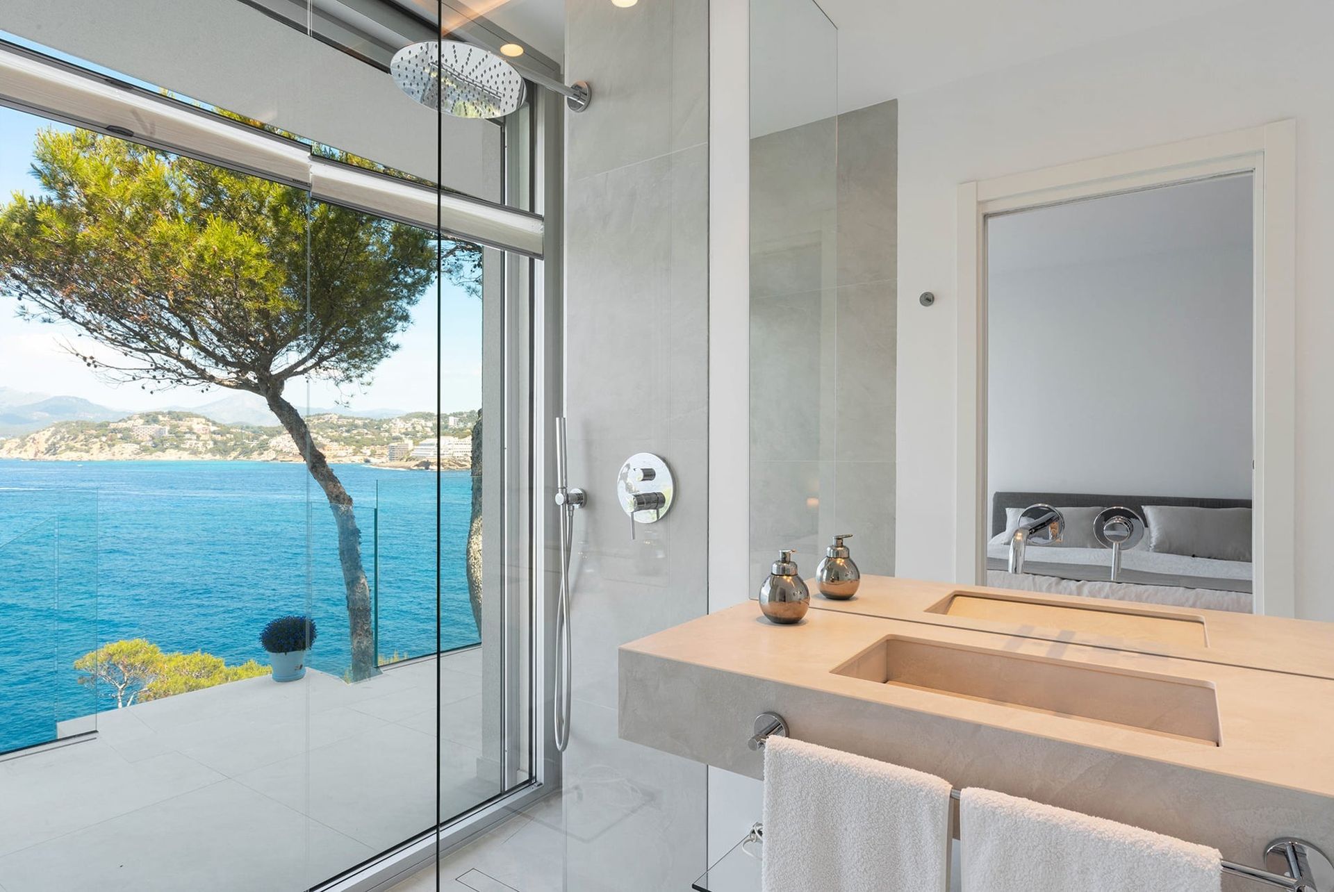 Villa in erster Reihe mit atemberaubendem Meerblick in Santa Ponsa zu verkaufen