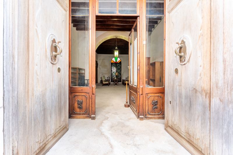 Great Investment: Spacious House and plot for sale in Sineu