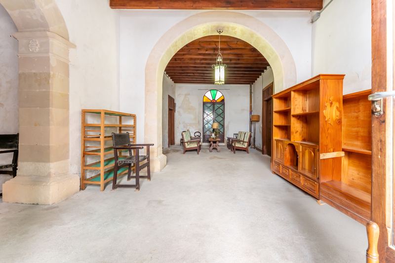 Great Investment: Spacious House and plot for sale in Sineu