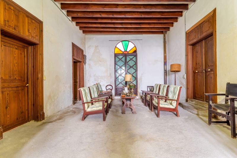Great Investment: Spacious House and plot for sale in Sineu