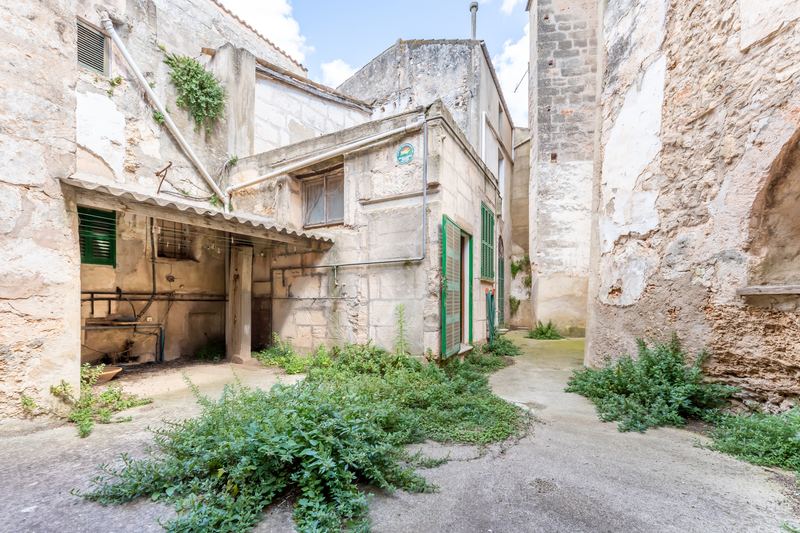 Great Investment: Spacious House and plot for sale in Sineu