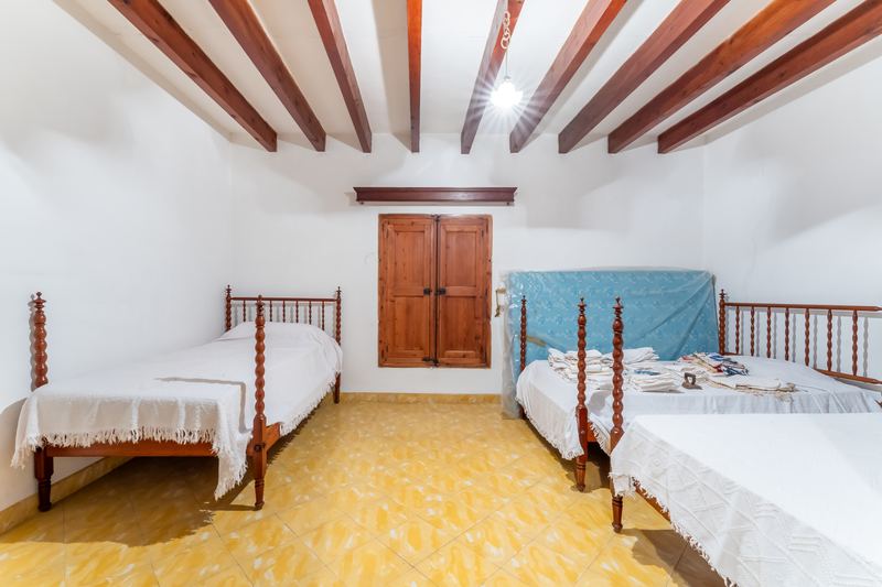 Great Investment: Spacious House and plot for sale in Sineu