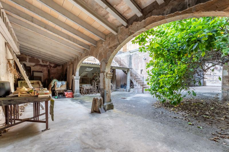 Great Investment: Spacious House and plot for sale in Sineu