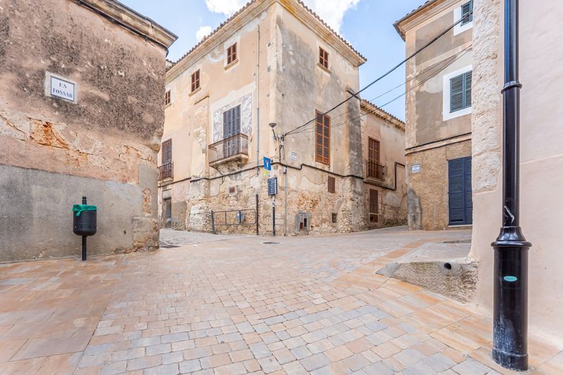 Great Investment: Spacious House and plot for sale in Sineu