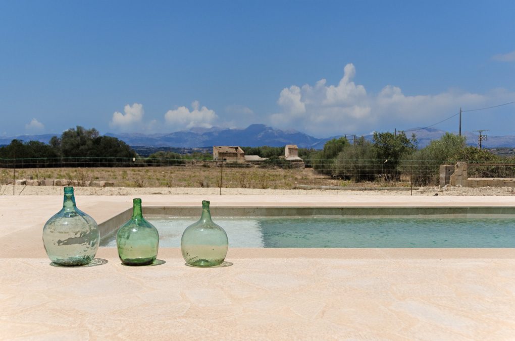 Completely renovated country house with large plot for sale in Ariany, Mallorca.