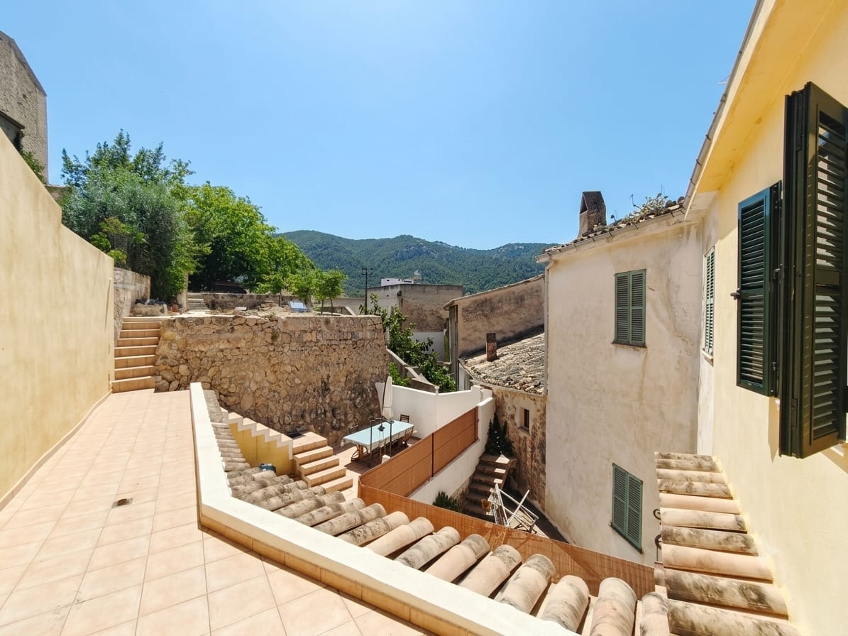Recently renovated House with spacious Garden for Sale in Center of Andratx