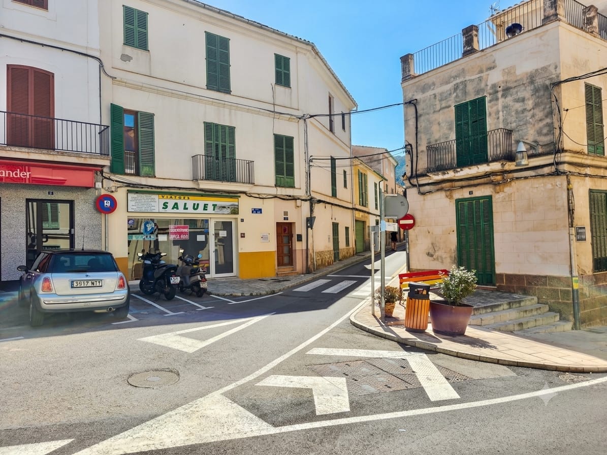 Recently renovated House with spacious Garden for Sale in Center of Andratx
