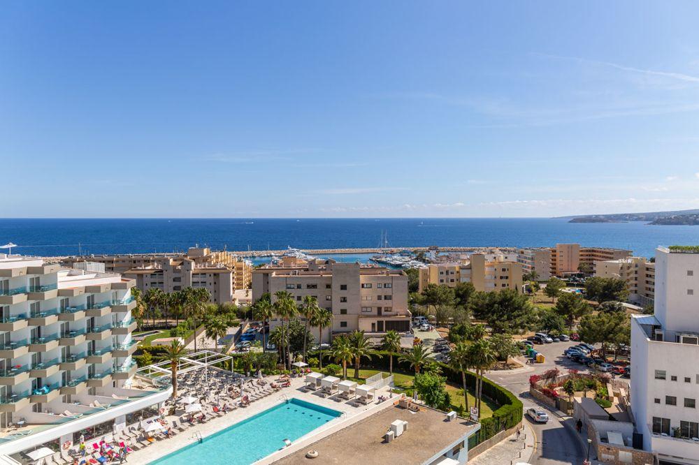 Spacious penthouse with sea views in Portals