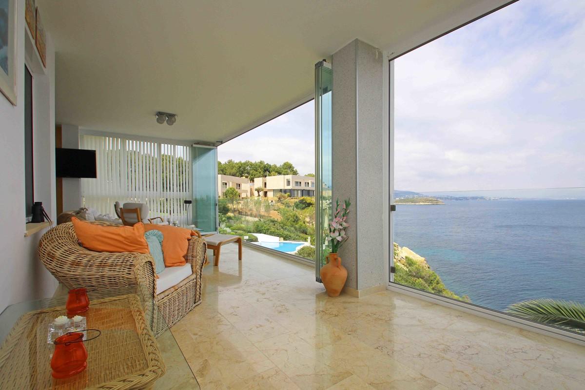 First sea line apartment in well-kept residence Cala Vinyas