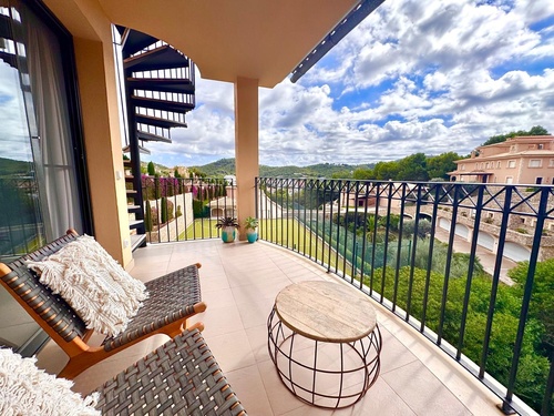 Elegant renoverad takvåning nära golfbana och havet i Camp de Mar