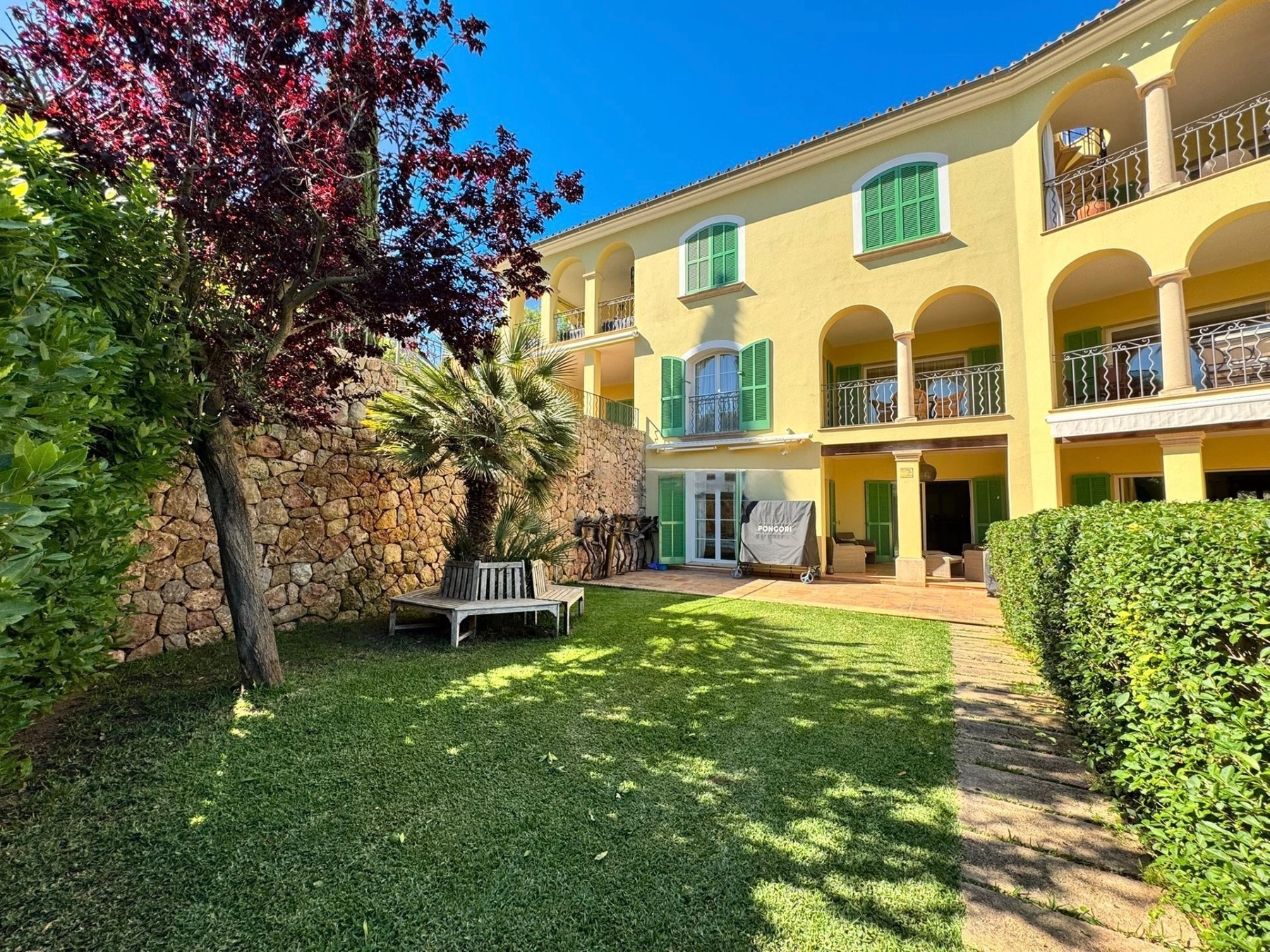 Rymlig trädgårdslägenhet till salu i Bendinat