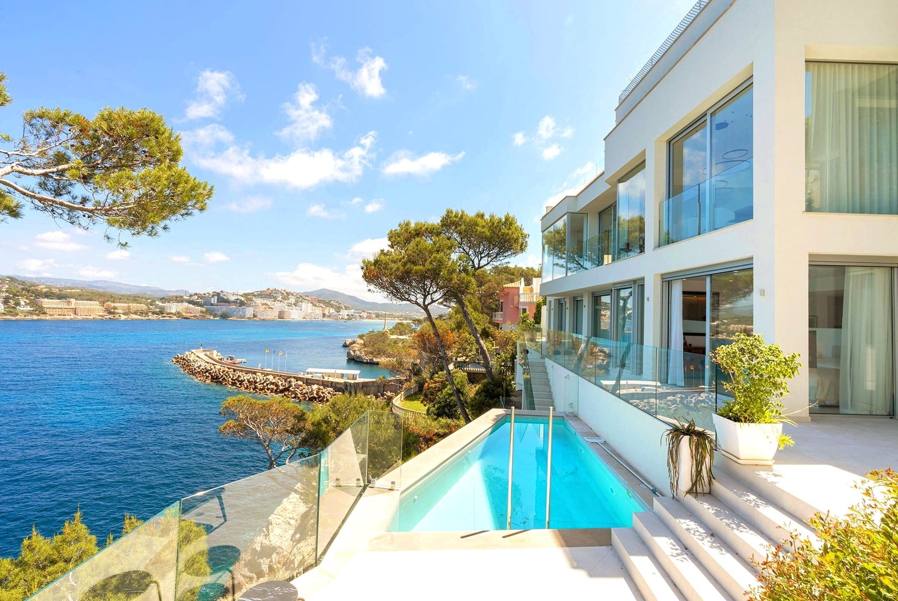 Villa in erster Reihe mit atemberaubendem Meerblick in Santa Ponsa zu verkaufen