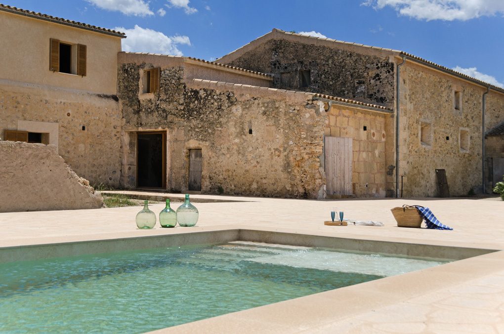 Completely renovated country house with large plot for sale in Ariany, Mallorca.